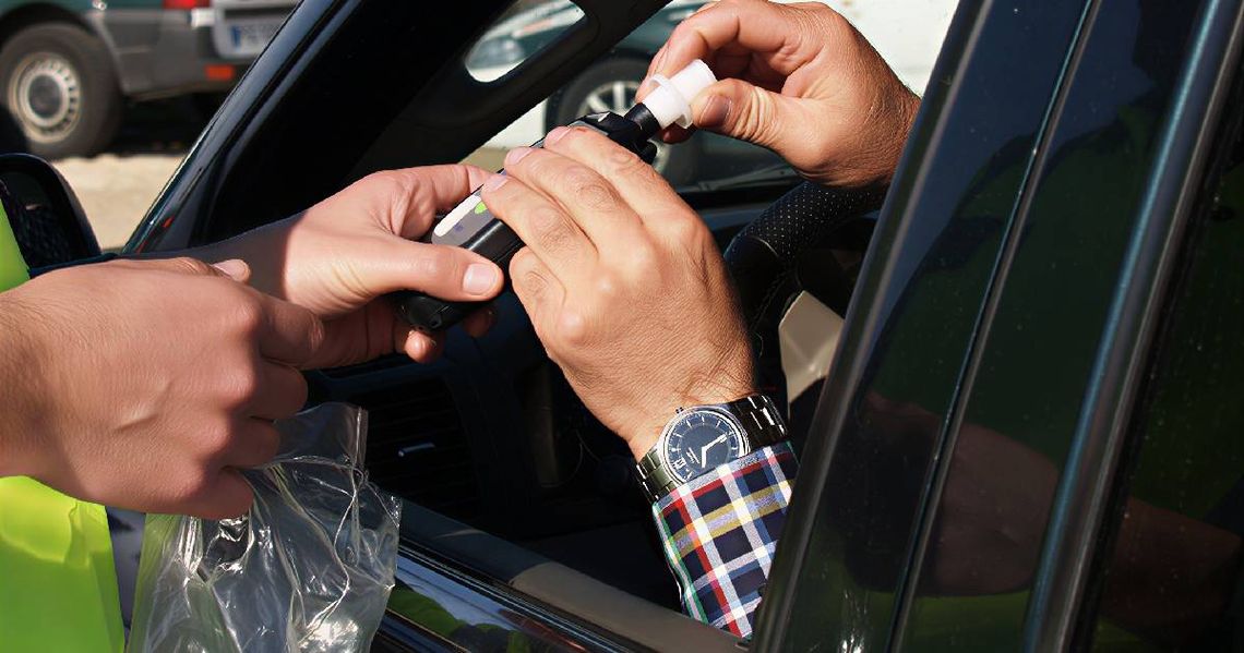 Ponad 2,8 promila u kierującej Nissanem, 71-latek z Płońska miał prawie 1,8 promila Funkcjonariusz podaje kierowcy alkomat