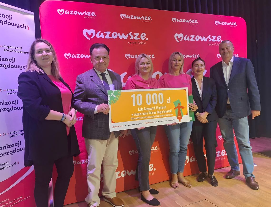 Marszałkowie województwa mazowieckiego i beneficjentki z czekiem dla KGW Augustowianki