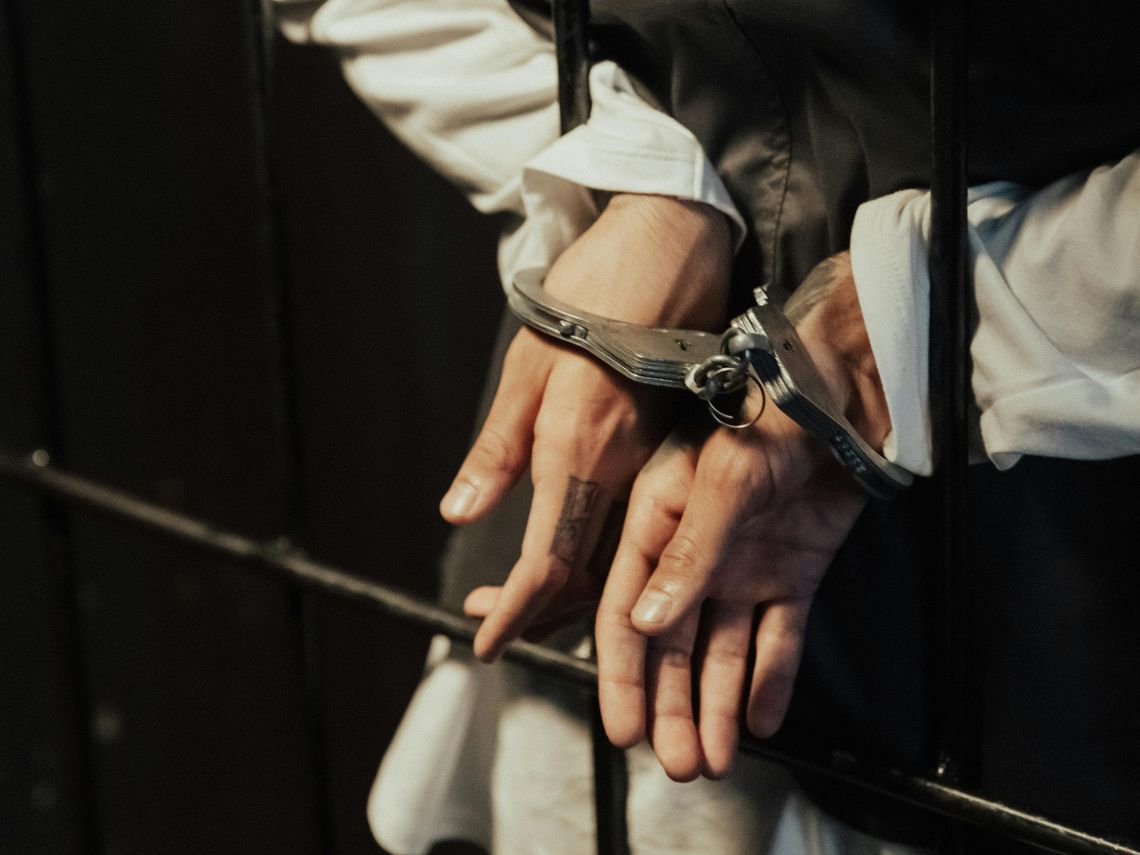 Poszukiwany listem gończym wpadł o świcie. Zdradziły go nerwy i poranny rytuał Dłonie aresztowanego skute kajdankami