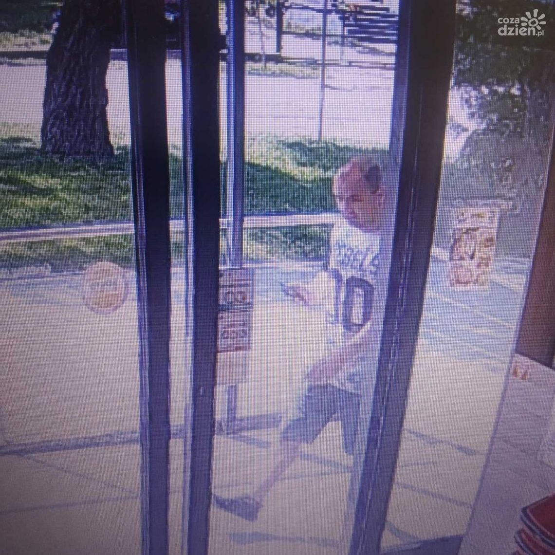 Poszukiwany! Mężczyzna skorzystał z przywłaszczonej karty bankomatowej