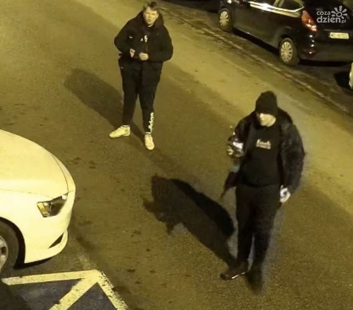 Poszukiwany sprawca uszkodzenia samochodu w Ciechanowie Poszukiwany sprawca uszkodzenia samochodu w Ciechanowie