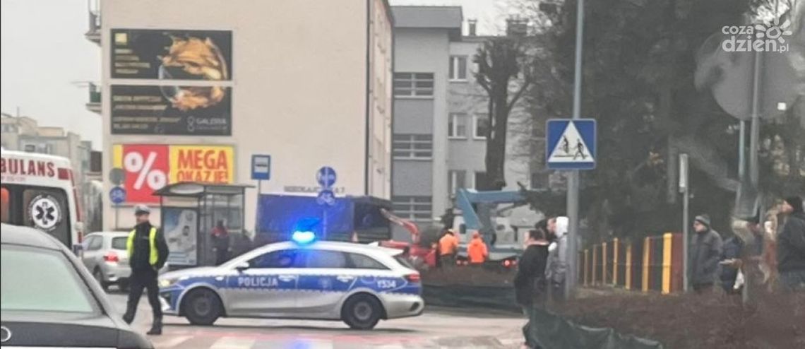 Potrącenie rowerzystki w centrum Ciechanowa, były poważne utrudnienia