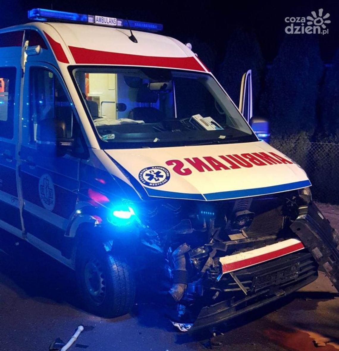 Poważna kraksa na 50-tce. Karetka zderzyła się z osobówką, 1 osoba w stanie ciężkim