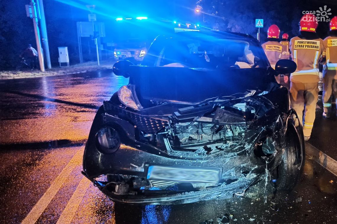 Poważna kraksa na Warszawskiej. Trzy osoby ranne, w tym 4-letnie dziecko 