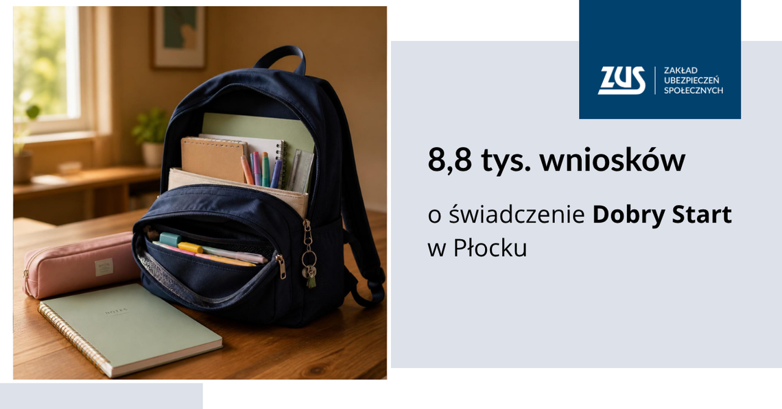 Granatowy plecak szkolny wypełniony zeszytami i przyborami stojący na drewnianym biurku.