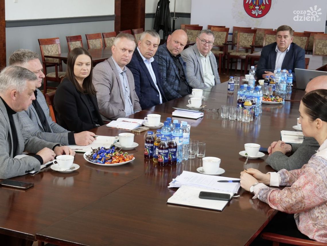 Powiat Mławski i gminy razem dla mieszkańców – nowe inwestycje, wsparcie dla szpitala i rozmowy o transporcie publicznym