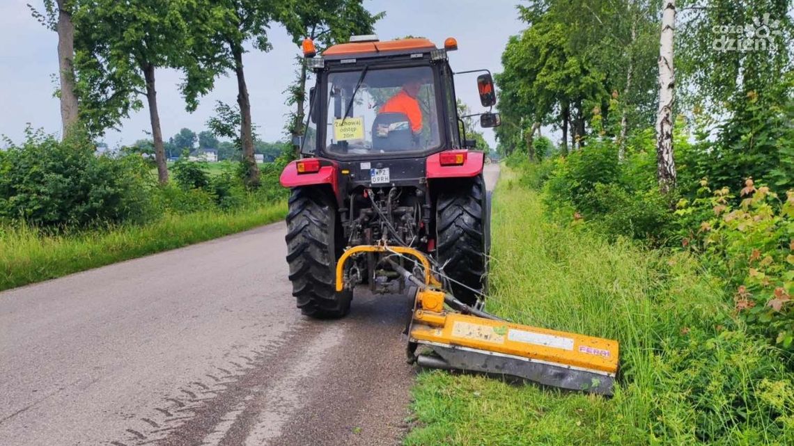 Powiat przasnyski: prace porządkowe na poboczach dróg powiatowych