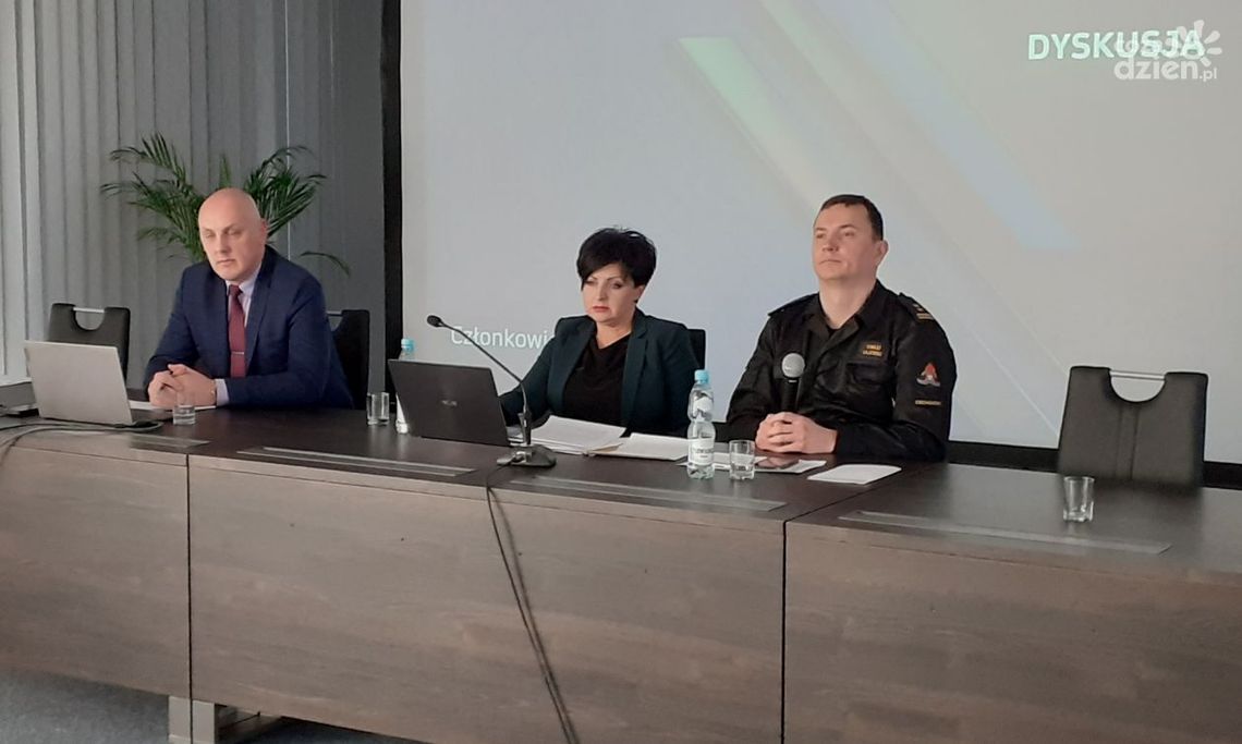 Powiatowy Zespół Zarządzania Kryzysowego z władzami z terenu powiatu ciechanowskiego