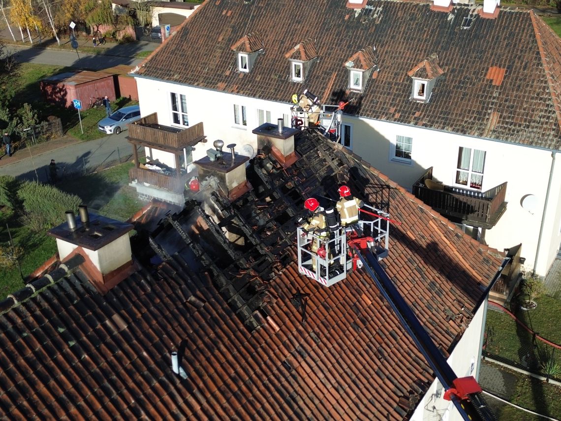 Strażacy dogaszają pożar z wysięgnika