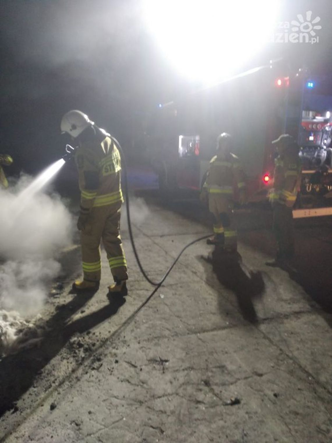 Pożar w Helenowie wybuchł przed godziną 23, w środę