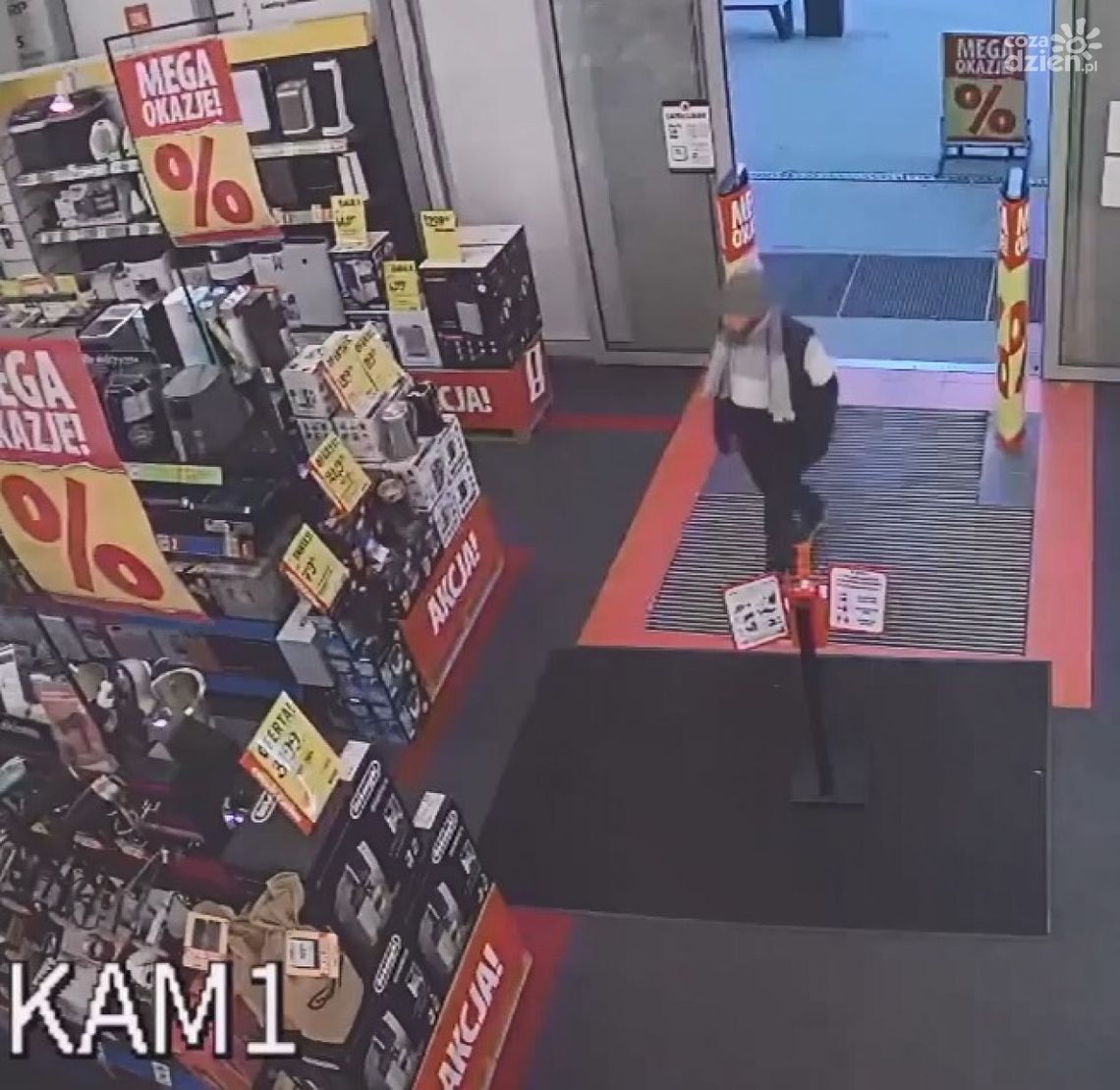 Prezentujemy nagranie z monitoringu na którym jest poszukiwany przez policję przestępca