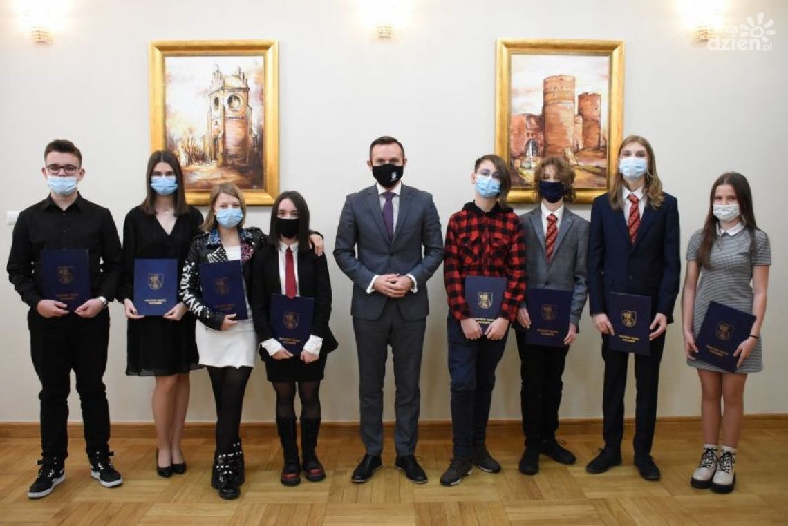 Prezydent Ciechanowa wręczył stypendia młodym artystom