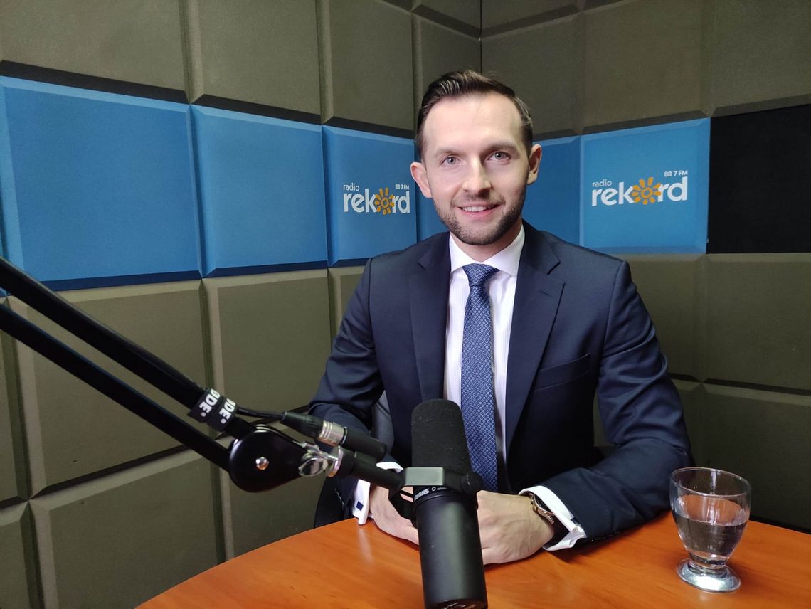 Prezydent Ciechanowa Krzysztof Kosiński w studiu radiowym.