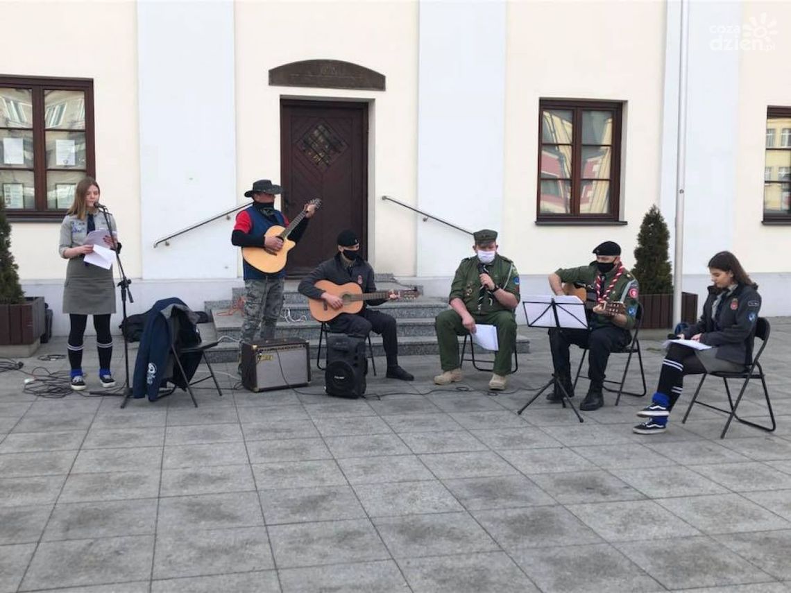 Przasnysz nie kusi losu - "Koncertowanie pod blokiem" przenosi do zamkniętych przestrzeni