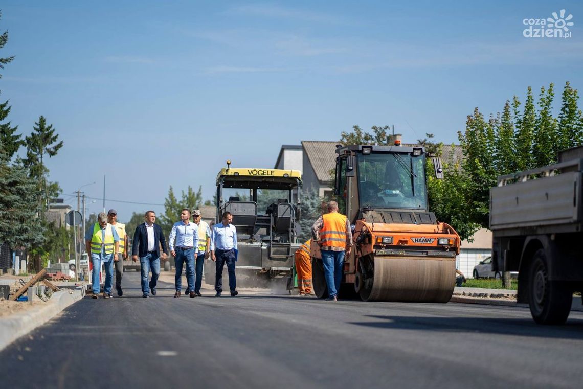 Przebudowa ul. Granicznej w Ciechanowie. Trwa układanie asfaltu.