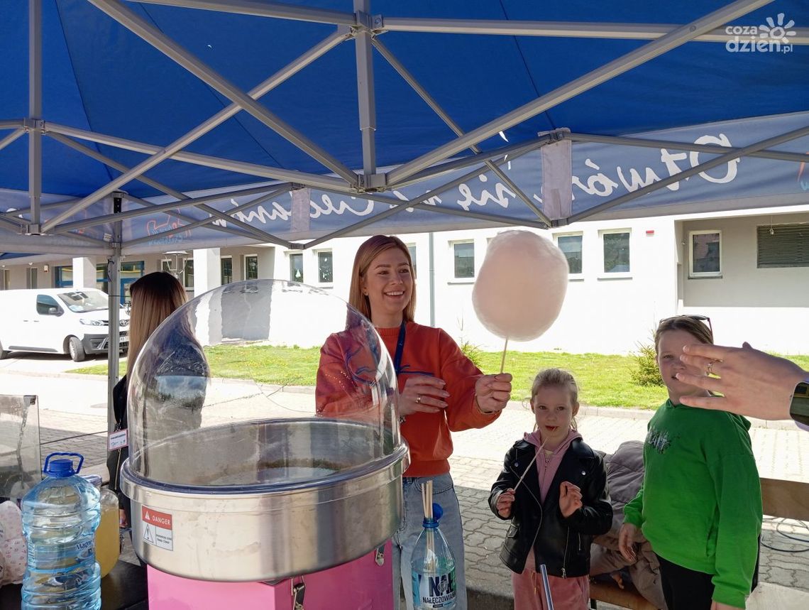 Przed halą MOSiR w Ciechanowie trwa "Zabawa pod chmurką"