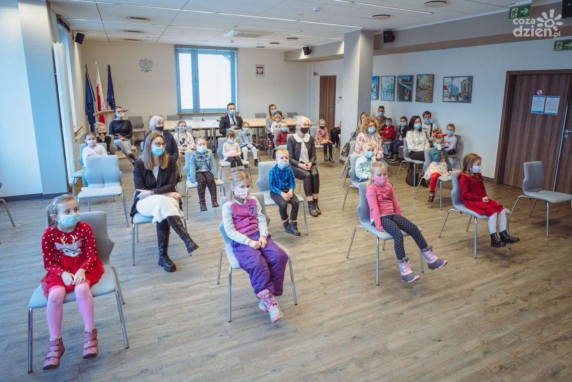 Przedszkolaki nagrodzone przez PUK w konkursie "Kto segreguje ten przyrodę ratuje"