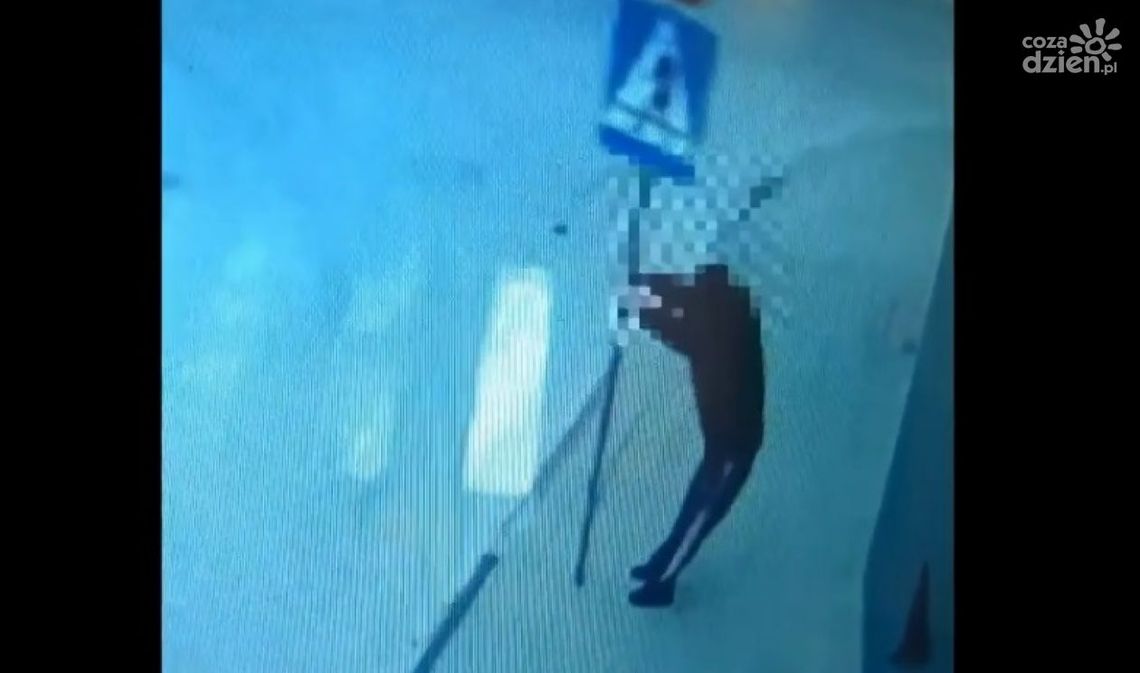 Przeszkadzało mu wszystko. Powywracał kosze, stoczył bój ze znakiem, oderwał rynnę i uszkodził elewację (wideo)