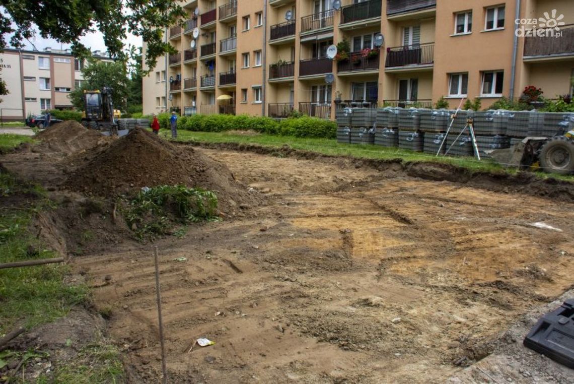Przy Hallera budują miejsca parkingowe