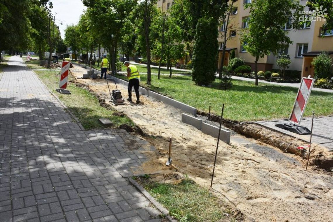 Przy ul. Powstańców Wielkopolskich powstaje chodnik. Przybędzie też ścieżki rowerowej