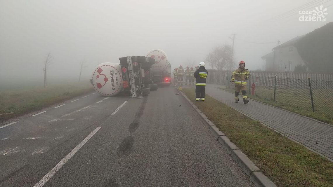 Przyczepa zablokowała drogę pod Gruduskiem, kierowca nie zauważył wysepki