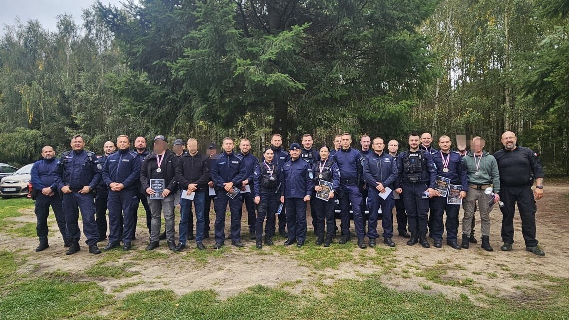Wszyscy uczestnicy zawodów policyjnych w strzelaniu