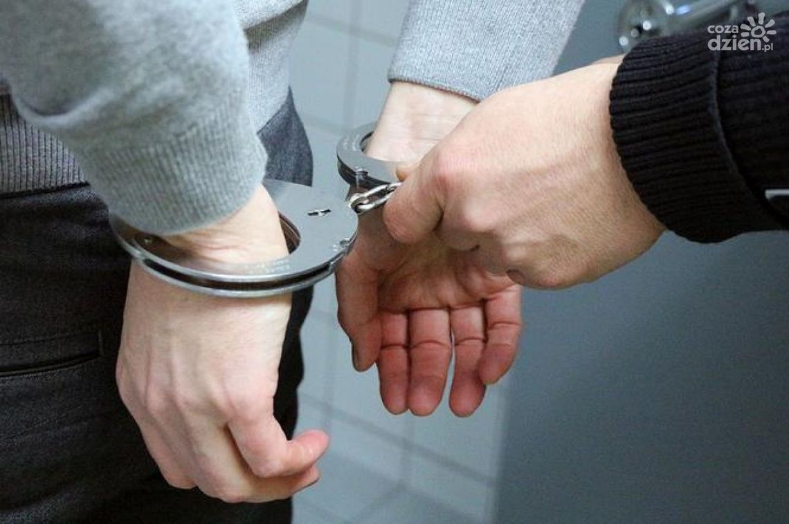 Pułtusk. Poszukiwany listem gończym wpadł, bo nie miał maseczki