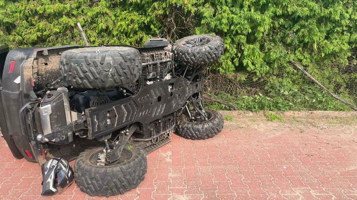 Quad przewrócony przy uszkodzonym ogrodzeniu posesji na ulicy Ciechanowskiej w Nowym Mieście