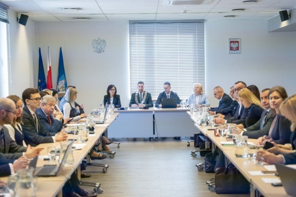 Rada Miasta Ciechanów: nowy park, drogi i medal dla stulatka Radni miejscy podczas sesji w Ciechanowie