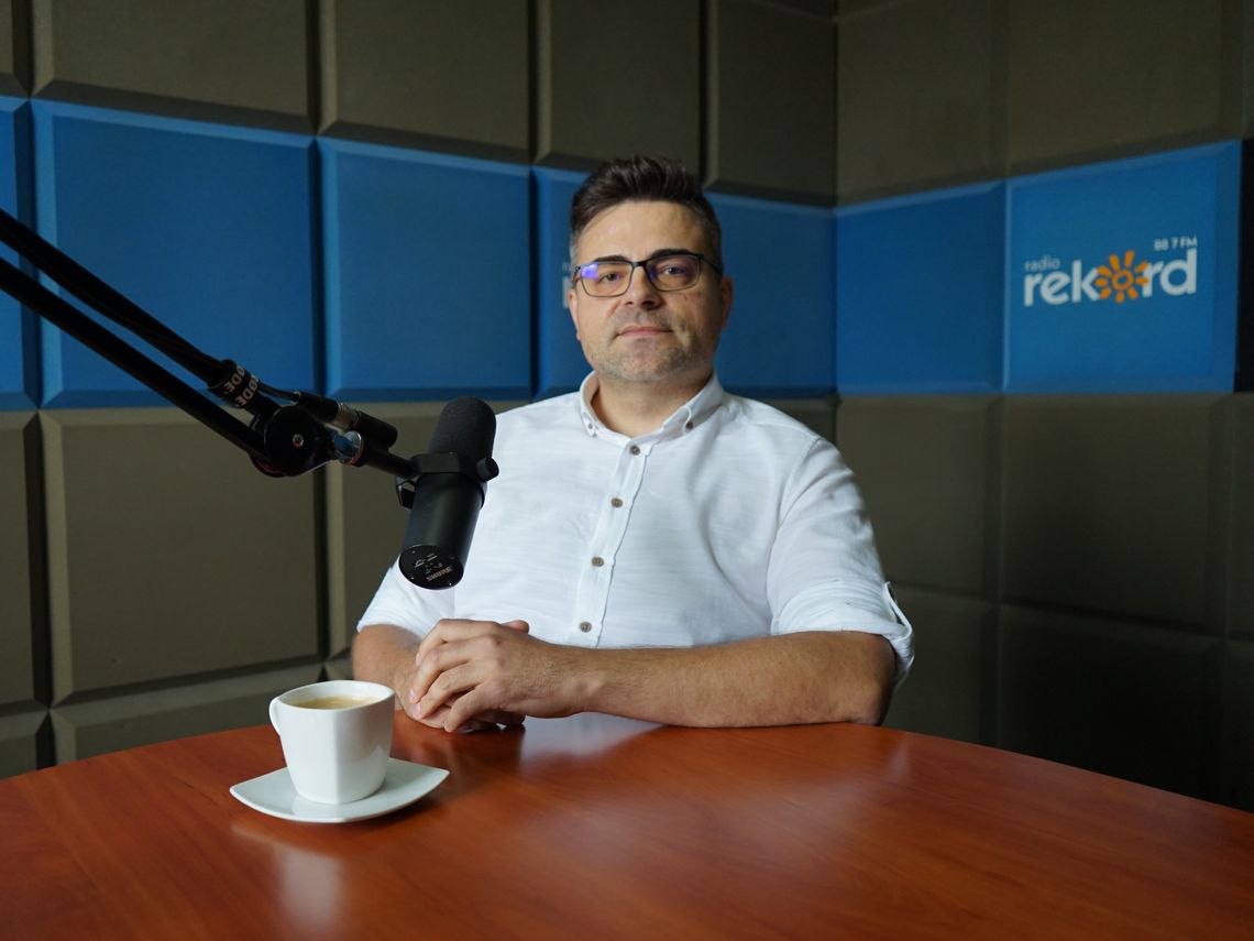 Radny żąda audytu. Szpital Ciechanów i kontrakty lekarzy pod lupą Łukasz Cicholski w studiu Radia Rekord w Ciechanowie
