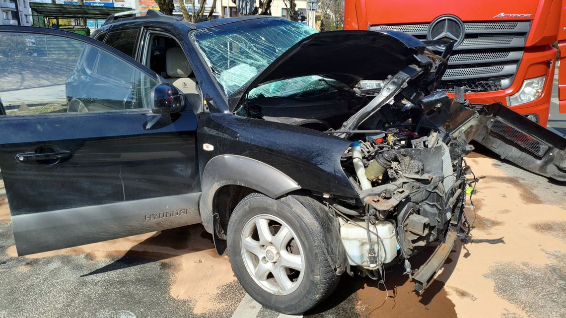 Ranna kobieta i rozbite auta. Policja bada przyczyny kraksy na ul. Żwirki