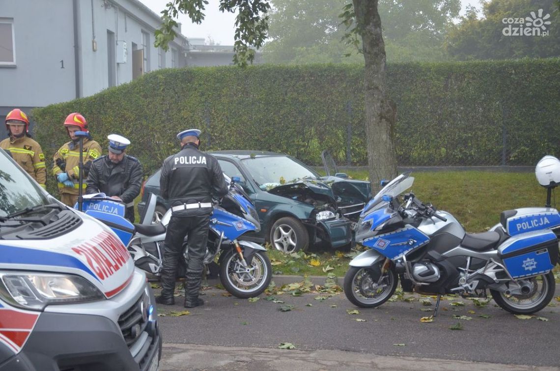 Ratownicy udzielają pomocy kierowcy Hondy