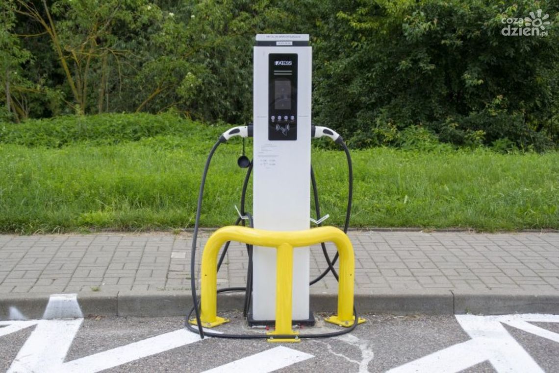 Ratusz zmienia zdanie po 2 latach. Korzystanie z ładowarki do elektryków będzie odpłatne
