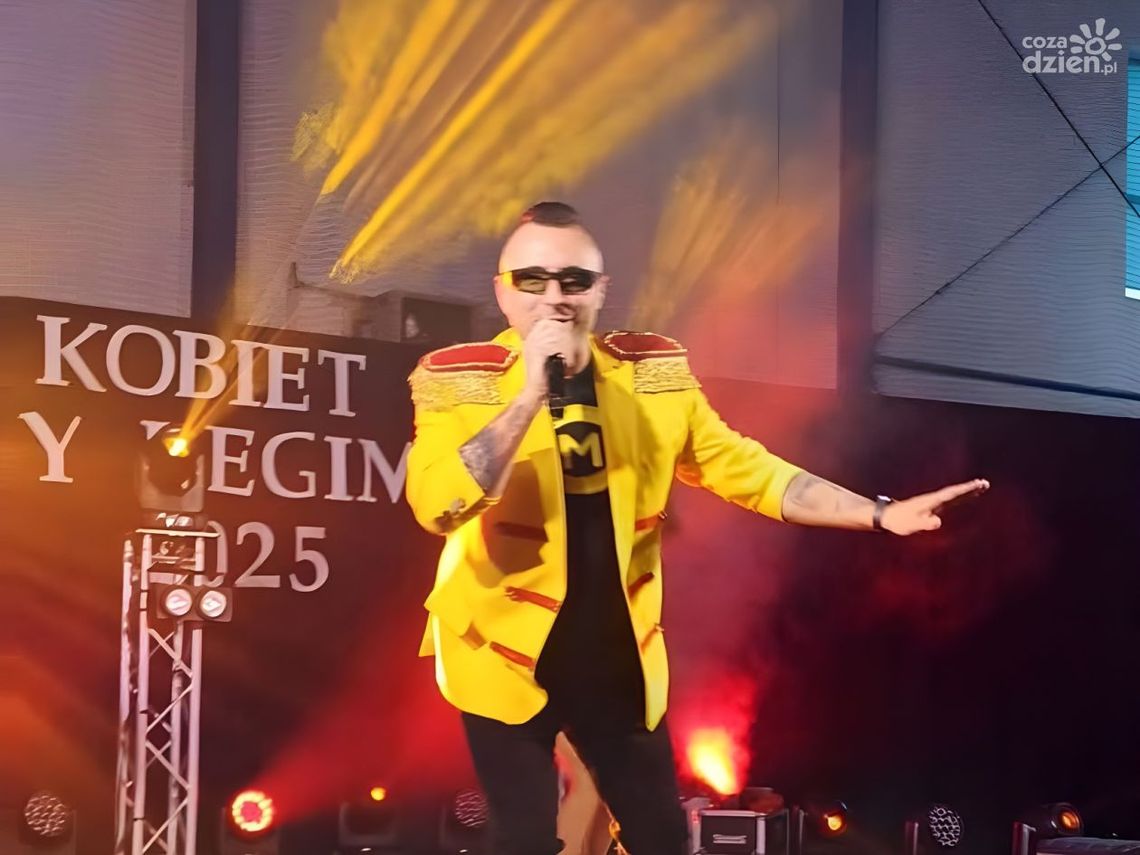 Regimin świętował Dzień Kobiet z Czadomanem! Kwiaty, wyróżnienia i ... koncert 