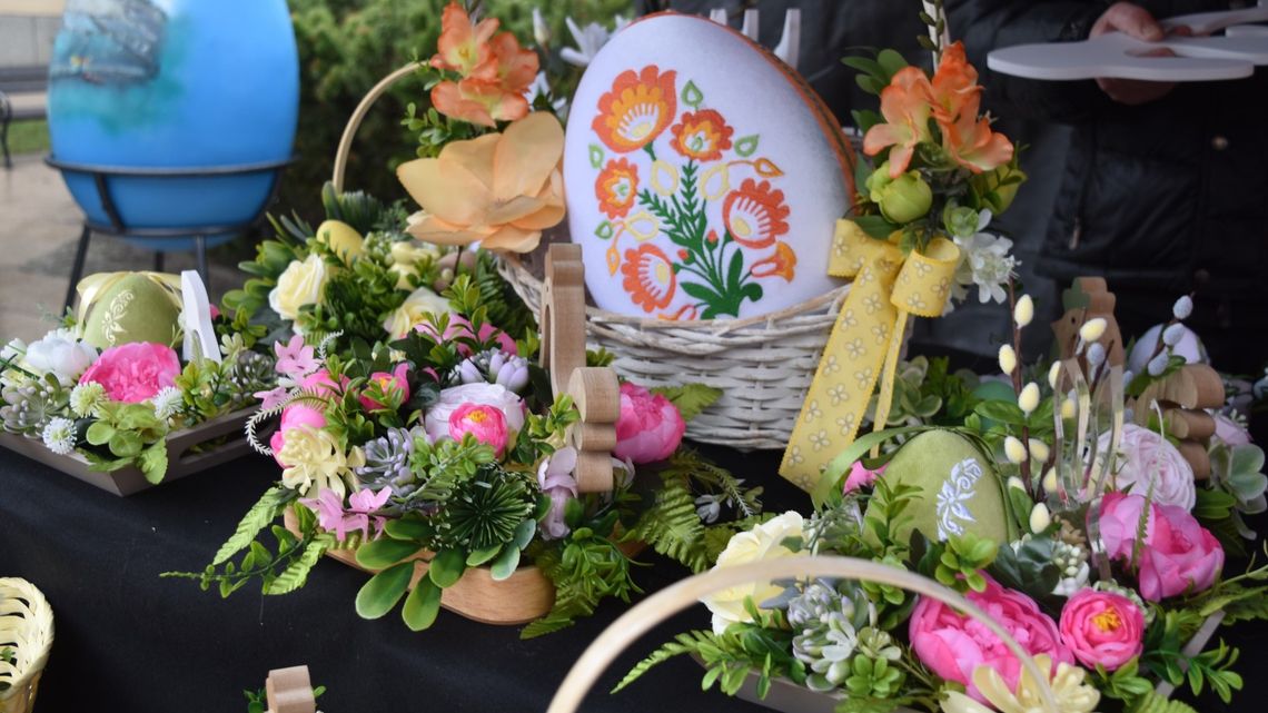Regionalne przysmaki i rękodzieło. Ciechanowski Jarmark Wielkanocny odbędzie się 28 marca Zdjęcie stoiska wielkanocnego
