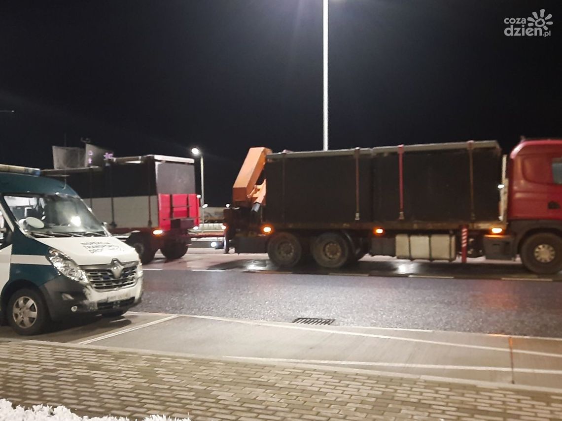 Rekordowe przeciążenia na trasie S7. Inspekcja Transportu Drogowego zatrzymała „stonogi” ważące ponad 76 ton