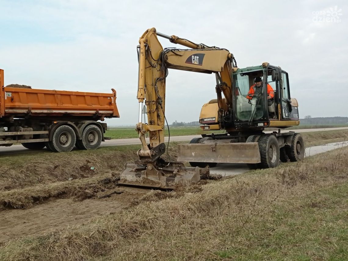 Remont ścieżki rowerowej "różowych słupów" na trasie Przasnysz - Chorzele Remont ścieżki rowerowej "różowych słupów" na trasie Przasnysz - Chorzele