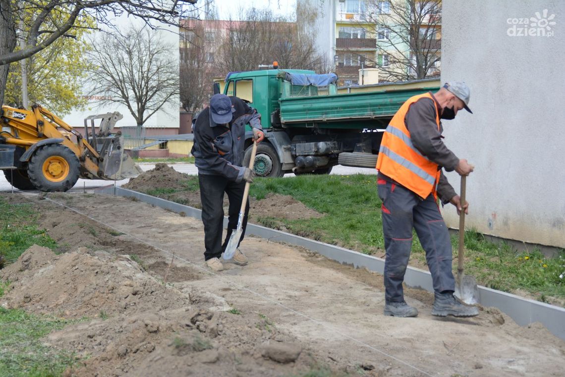 Remontują chodnik na Aleksandrówce Remontują chodnik na Aleksandrówce