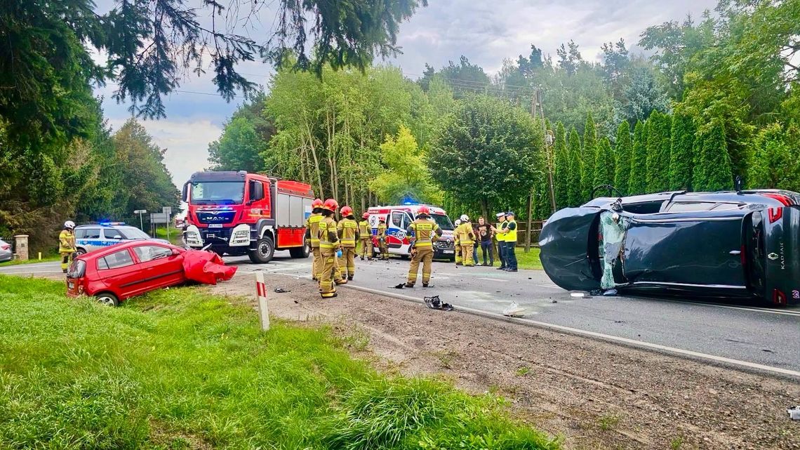 Rozbite Renault w rowie i Kia przewrócona na bok po zderzeniu na DW 615