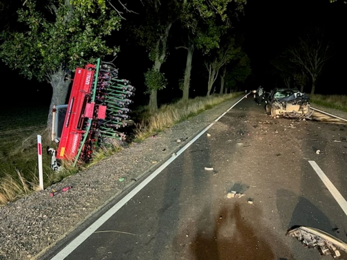 Renault wjechało w tył ursusa z siewnikiem. Ranny 52-latek w szpitalu