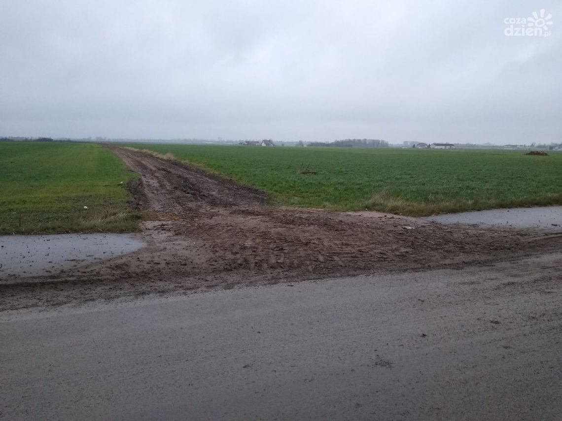 "Rolnik, rolnik, rolnik, pod rolnikiem ciągnik"...błoto ma!