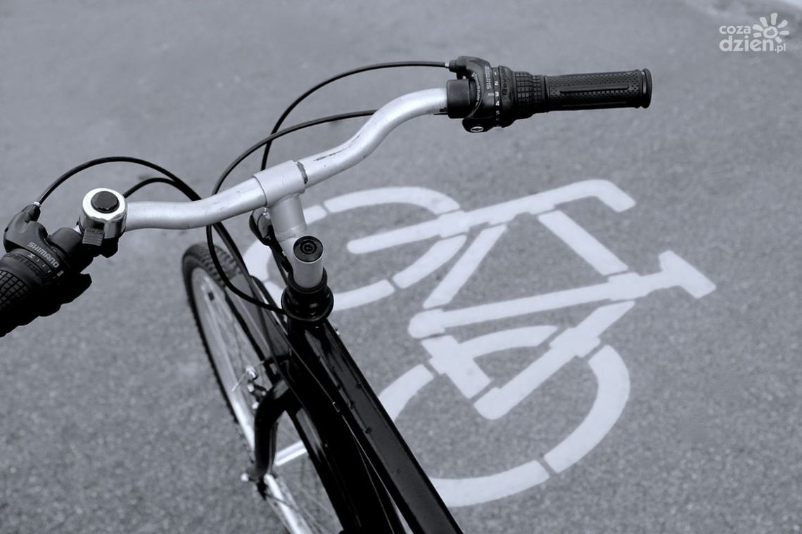 Rowerzysta potrącony na ścieżce rowerowej Rowerzysta potrącony na ścieżce rowerowej