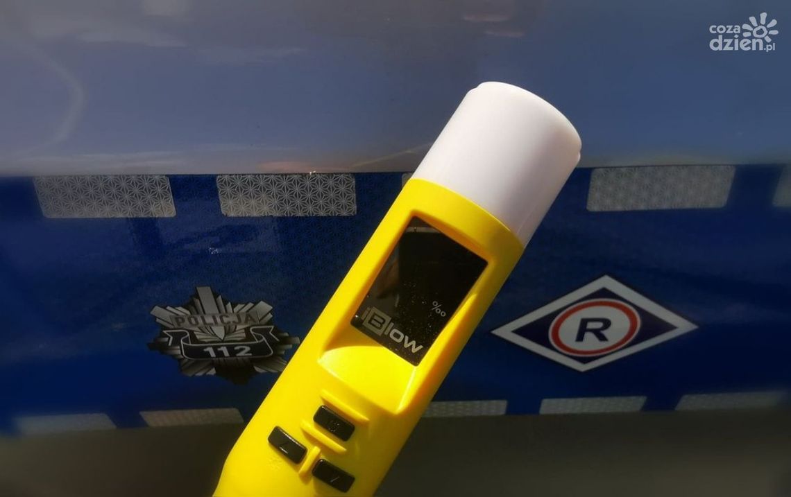 Rowerzysta z 2 promilami alkoholu jechał "wężykiem" po zaśnieżonej drodze 
