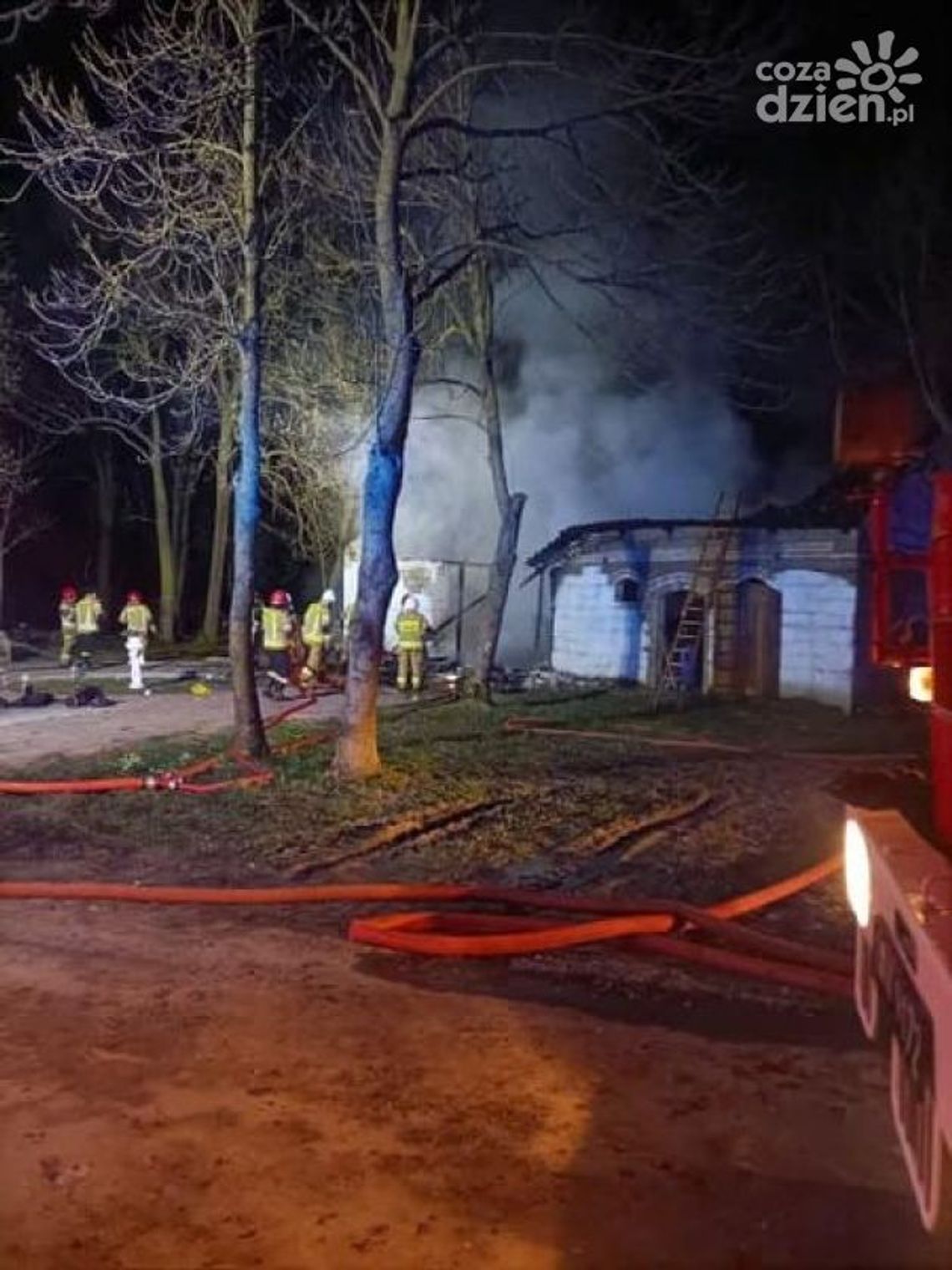 Rozerwaną wybuchem butlę po gazie znaleziono podczas pożaru w Milewie - Rączkach