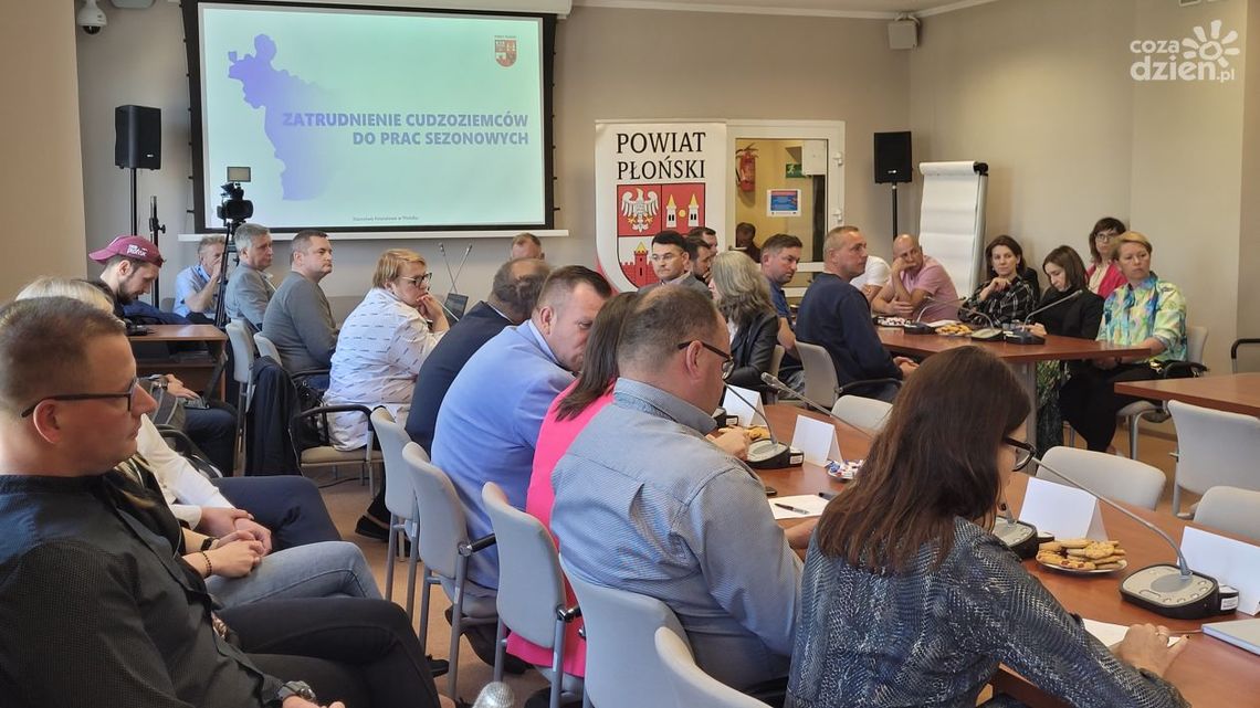 Rozmawiano o sytuacji plantatorów truskawek i zatrudnianiu cudzoziemców. Spotkanie odbyło się w płońskim starostwie