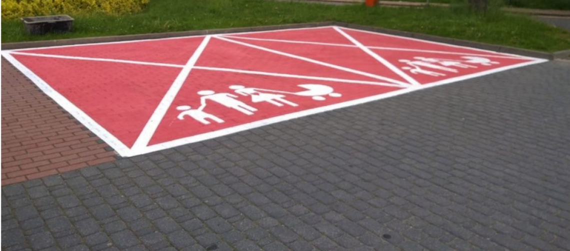 Różowe miejsca parkingowe już wkrótce przed Starostwem Powiatowym w Ciechanowie