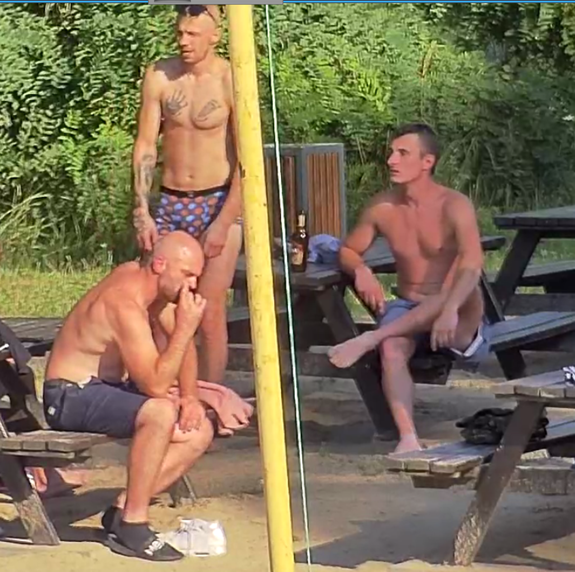Rozpoznajesz ich? Policja szuka sprawców uszkodzenia samochodu w Ciechanowie