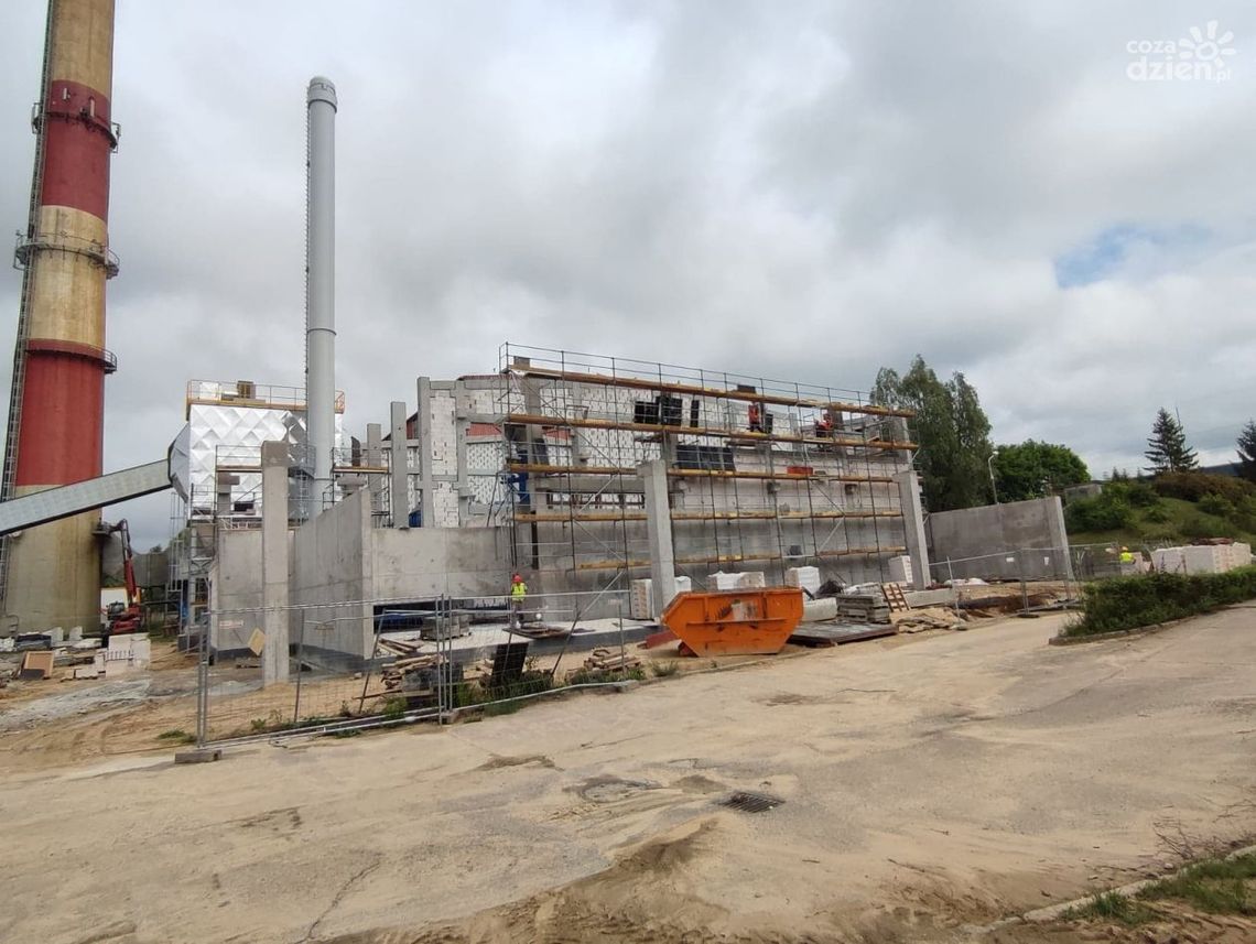 Rozruch technologiczny elektrociepłowni na biomasę ma nastąpić w I kwartale 2023 roku.
Na terenie Przedsiębiorstwa Energetyki Cieplnej w Ciechanowie praca wre