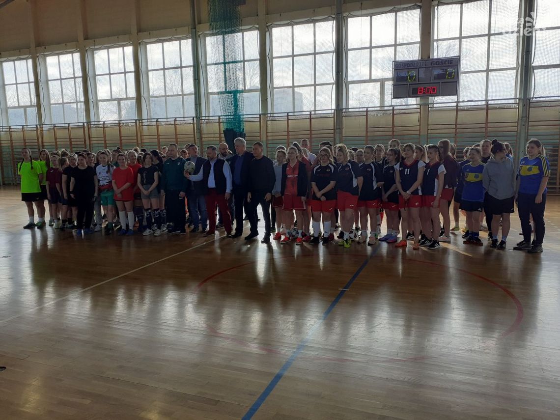 Rywalizują o Puchar Prezydenta Ciechanowa. Trwa "I Turniej Halowej Piłki Nożnej Kobiet"