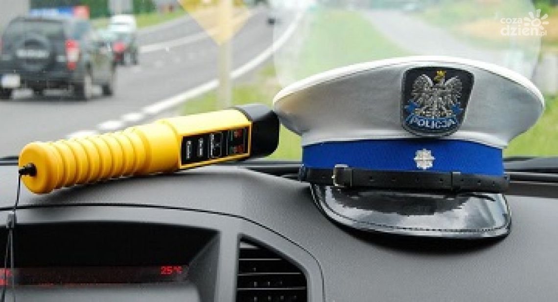 Samochód poruszał się z bardzo małą prędkością, wjeżdżał na krawężnik - zatrzymanie w Ojrzeniu